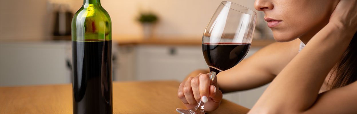 Женщина пьет алкогольный напиток